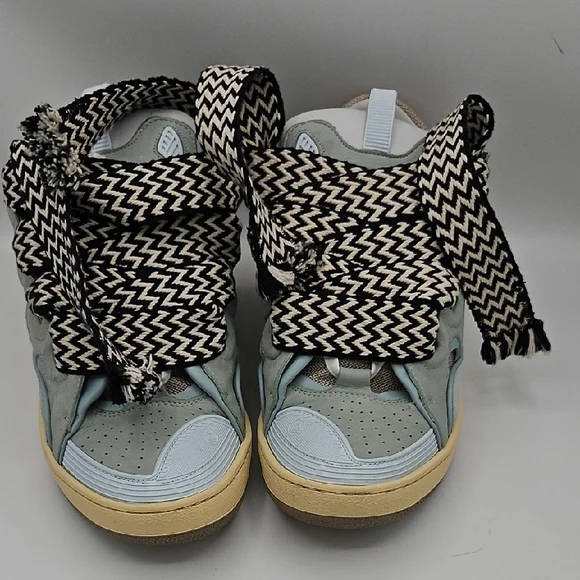 Stylish High-Top Sneakers with Bold Laces USED 1X